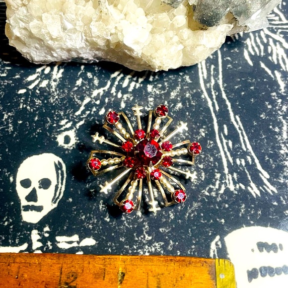 🖤 Vintage 🖤 Mid Century Deep Blood 🩸 Red Rhinestone and Gold Brooch - Picture 4 of 4
